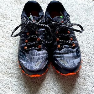 Mens Saucony Peregrine 7 runshield sneakers.